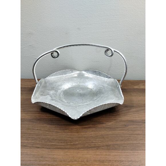 Vtg Cromwell Hand Wrought Hammered Aluminum Serving Tray Basket With Handle - Picture 1 of 6
